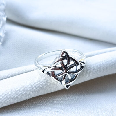 Anillo Nudo de Brujas