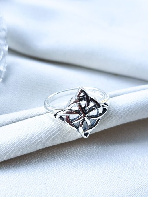 Anillo Nudo de Brujas