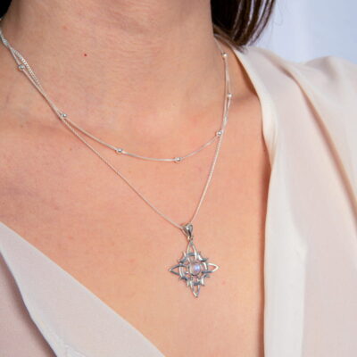 Alternative view of Colgante Nudo de Brujas Piedra Luna