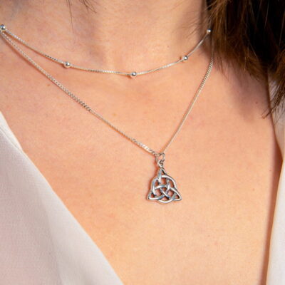 Alternative view of Colgante Triqueta