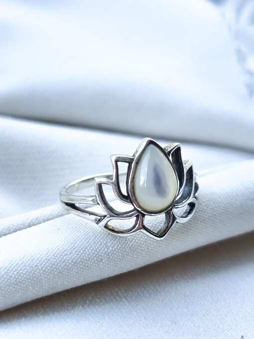 Anillo Flor de Loto Nacar