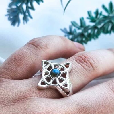 Alternative view of Anillo Nudo de Brujas Labradorita