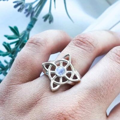 Alternative view of Anillo Nudo de Brujas Piedra Luna