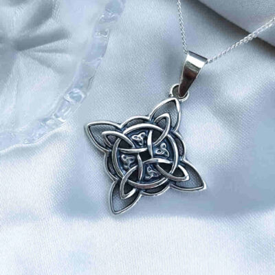 Alternative view of Colgante Nudo de Brujas Celta