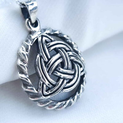 Alternative view of Colgante Triqueta Maxi