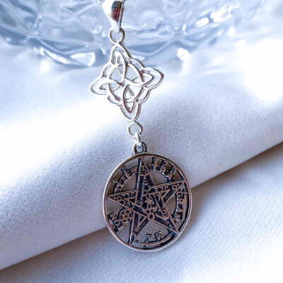 Alternative view of Colgante Tetragramaton y Nudo de Bruja