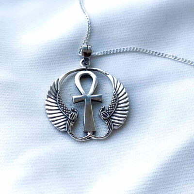 Alternative view of Colgante Cruz de Ankh y Alas Diosa Isis