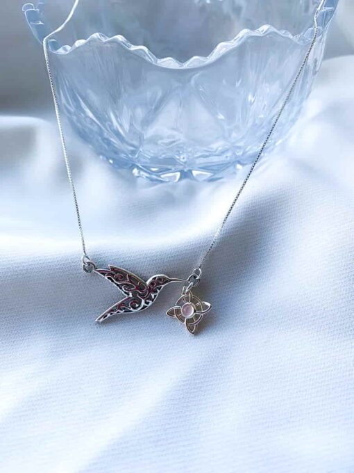 Colgante Nudo de Bruja y Colibri con Cuarzo Rosa