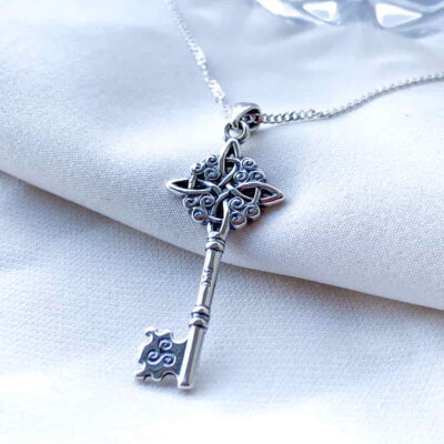 Alternative view of Colgante Llave Nudo de Brujas y Trisquel