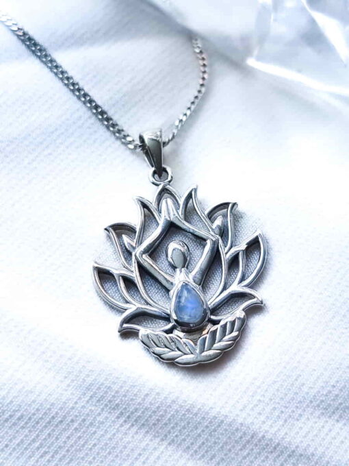 Colgante Flor de Loto meditando y Piedra Luna