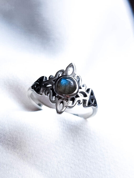 Anillo Nudo de Brujas y Triqueta Labradorita
