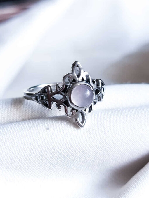 Anillo Nudo de Brujas y Triqueta Cuarzo Rosa