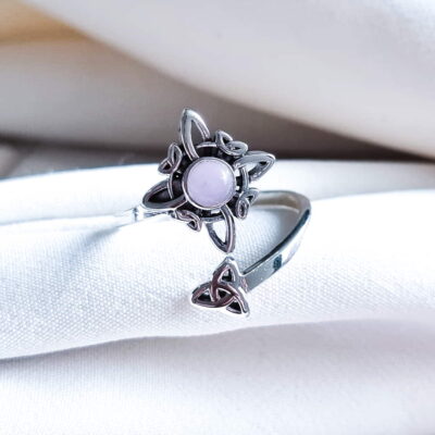 Alternative view of Anillo Nudo de Bruja y Triqueta Cuarzo Rosa Ajustable
