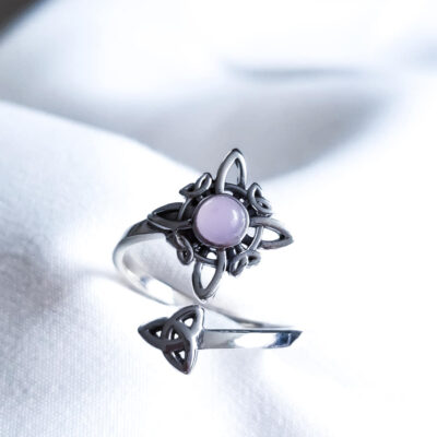 Anillo Nudo de Bruja y Triqueta Cuarzo Rosa Ajustable