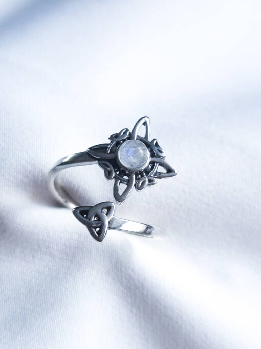 Anillo Nudo de Bruja y Triqueta Piedra Luna Ajustable