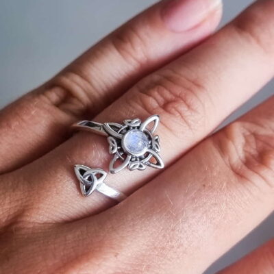 Alternative view of Anillo Nudo de Bruja y Triqueta Piedra Luna Ajustable