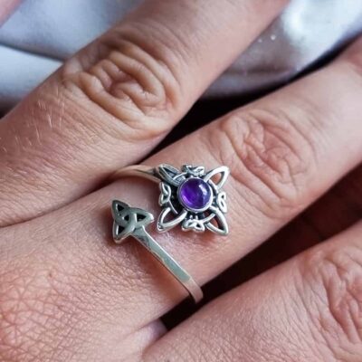 Alternative view of Anillo Nudo de Bruja y Triqueta Amatista Ajustable