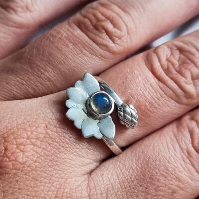 Alternative view of Anillo Flor de Loto Espiritual ajustable Labradorita