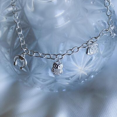 pulsera amuletos protección suerte con ojo turco, herradura, mano de Fátima, búho y trébol